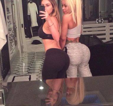 Гърдите и дупето на Кардашиян в действие