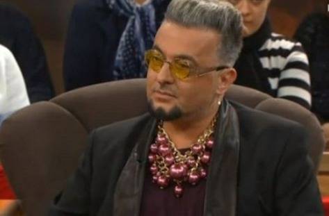 Евгени Минчев се прави на коледна елха?