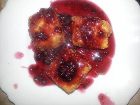 Панирани Камембер и Бри със сос от горски плодове