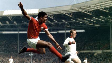 Феновете на Левски: Еузебио, почивай в мир!