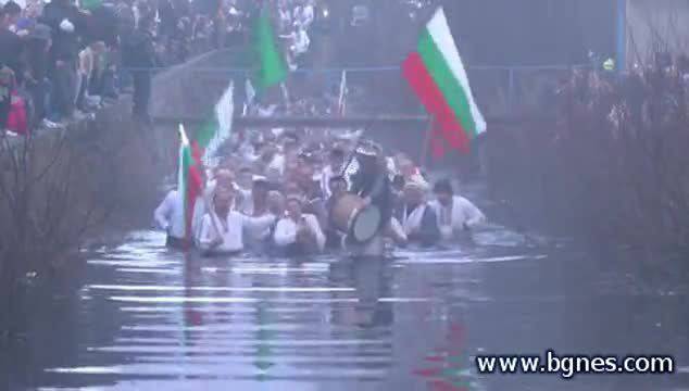 Йордановден e – Богоявление 6 януари 2014 – 5-годишния Вальо извади кръста от реката