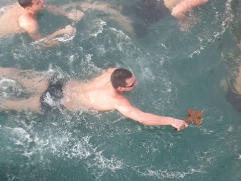 За първи път: Кръст и… кефал изкараха на Богоявление от морето на Бургас (Снимки)