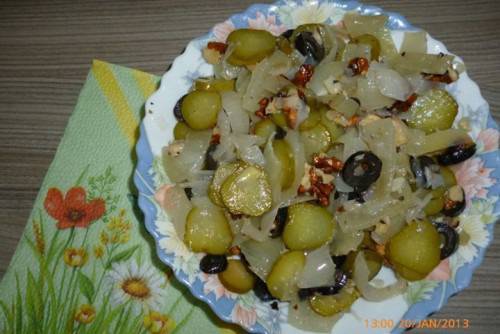 Салата с кисели краставички