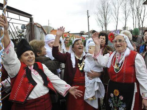 Ден на акушерките е. Празнуваме Бабинден