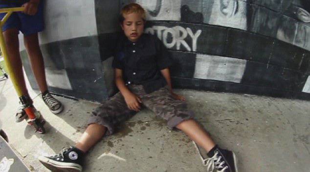 Видео с пияно и дрогирано 9-годишно момче шокира Интернет