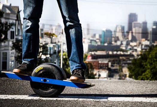 Onewheel е електрически скейтборд с една гума