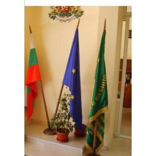 Интериорна тройна стойка от дърво за зала