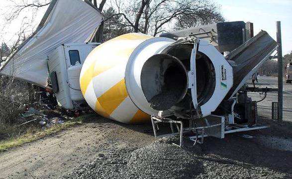 Един е с опасност за живота след тежката катастрофа край Поморие