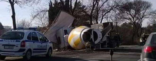 Мъж е с опасност за живота след тежка катастрофа между камион и бетоновоз