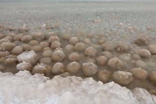 Ледени топки задръстиха езерото Мичиган (ВИДЕО)