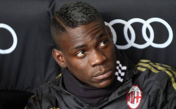 ВИДЕО: С какво се забавлява Балотели по време на тренировка?