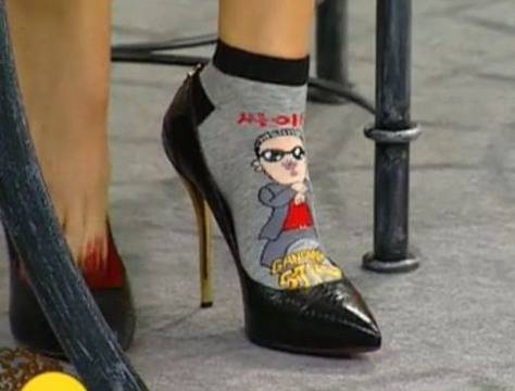 Гала комбинира къси чорапи със лика на Сай и високи токчета