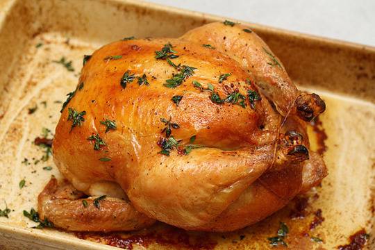 Печено пиле с пикантна орехова плънка