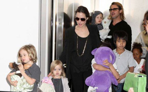 Анджелина и Брад осиновяват поредно дете видяна 2163 коментари 0