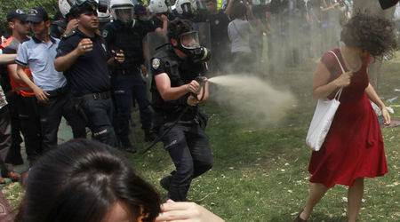 Турски полицай може да влезе за 3 години в затвора за нападение над протестиращ