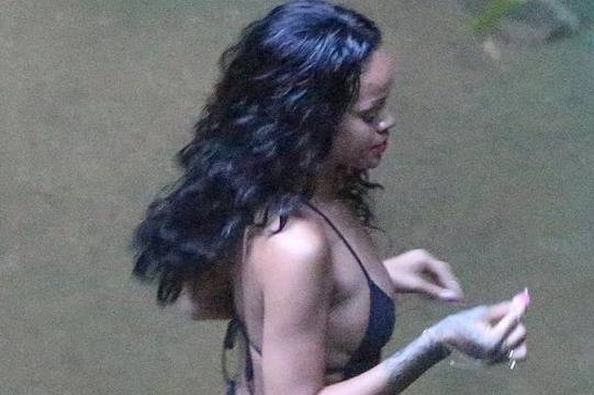 Риана демонстрира стегнато дупе по прашки