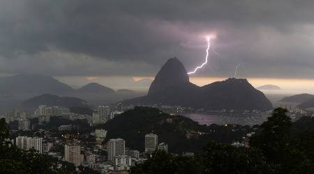 Мълния отчупи пръст на статуята на Христос в Рио де Жанейро