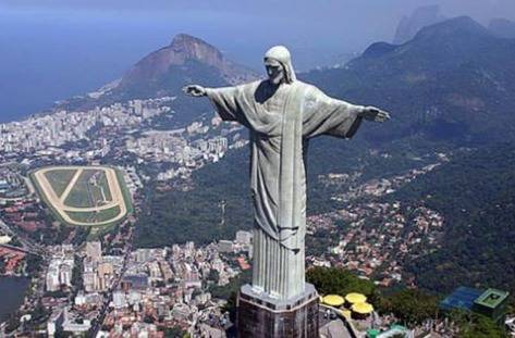 Мълния повреди прочутата статуя на Христос в Рио де Жанейро