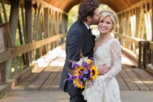 Кели Кларксън чака момиче