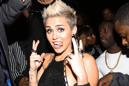 „Кавали“ ще облича Майли Сайръс