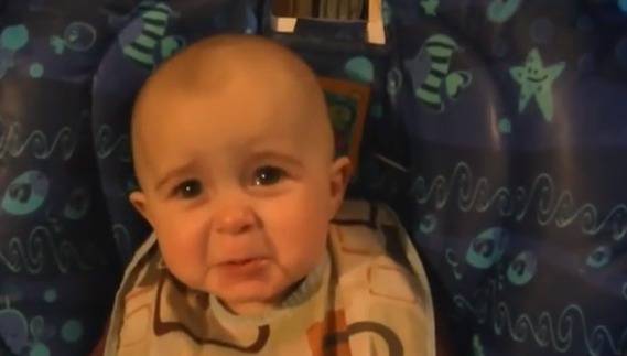 Бебе, което чувства песента на майка си! (ВИДЕО)