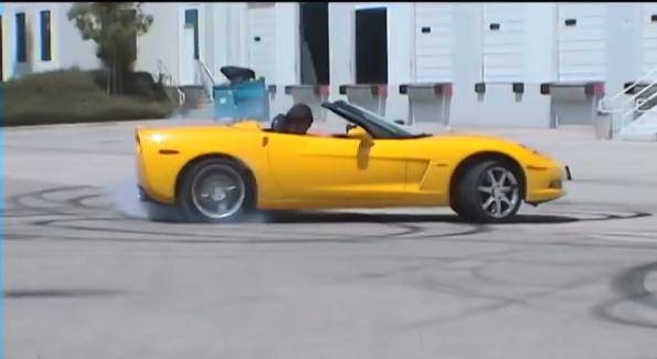 ВИДЕО: Баща учи дъщеря си да дрифти