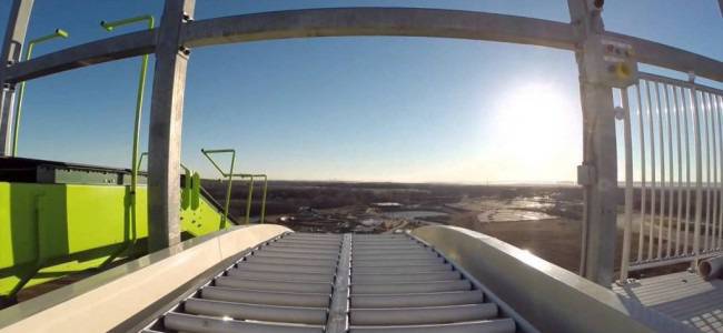 Най-високата водна пързалка в света (видео)