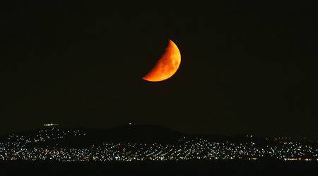 Тъмната страна на Луната е тюркоазена на цвят