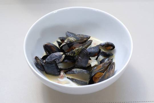 Миди в сос с бяло вино