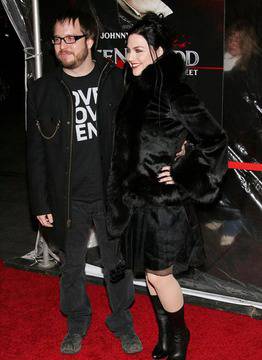 Ейми Лий от Evanescence чака бебе видяна 933 коментари 0