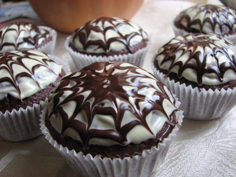 Шоколадови мъфини с паяжина за Хелоуин