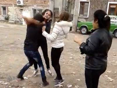 Видео с бой на ученички обиколи Фейсбук