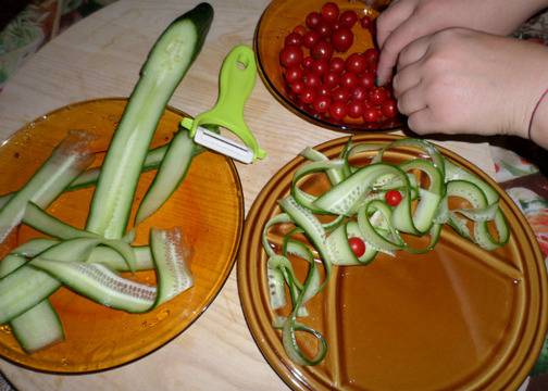 Салата с чери домати и краставица