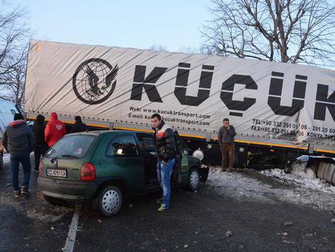 Сняг, виелици и хаос по пътищата