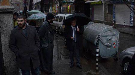 Председателят на Конституционния съд проф. Токушев се появи пред окупирания Ректорат