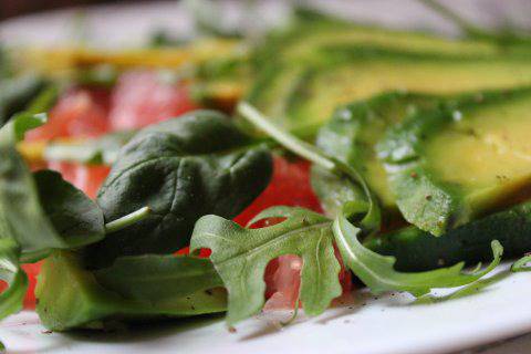 Салата от авокадо и розов грейпфрут