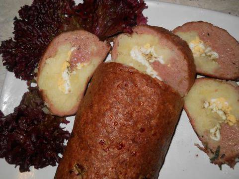 Руло от кайма с плънка от варени картофи и яйца