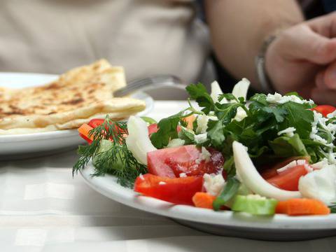 Салата от магданоз с риба тон