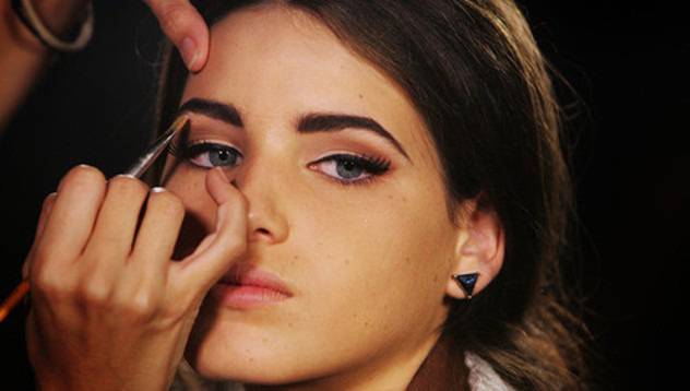 Оформяне на вежди в домашни условия (видео) видяна 3453 коментари 0