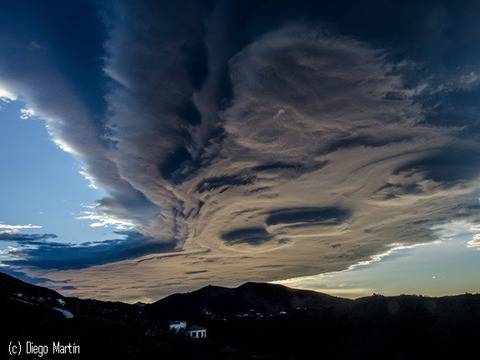 Не е НЛО, не е ХААРП. Това е просто Altocumulus Lenticularis