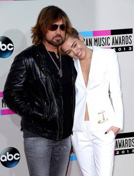 Майли Сайръс и баща й съветват Джъстин Бийбър