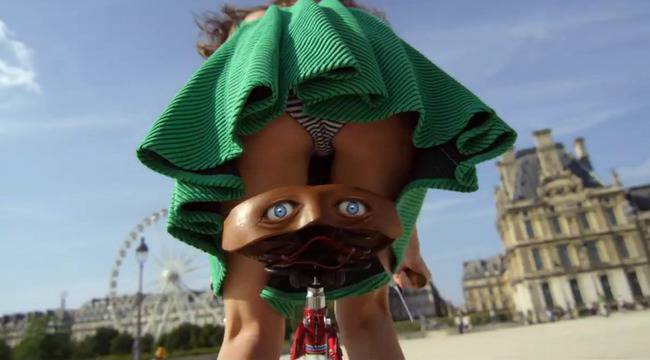 Секси дами карат колело с пееща седалка (ВИДЕО)