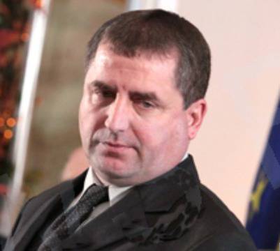 След скандала с SMS-те Кулезич пенсионира Валентин Цоновски