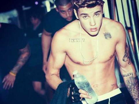 Джъстин Бийбър и баща му пушили трева в самолет, нагрубили и стюардеса