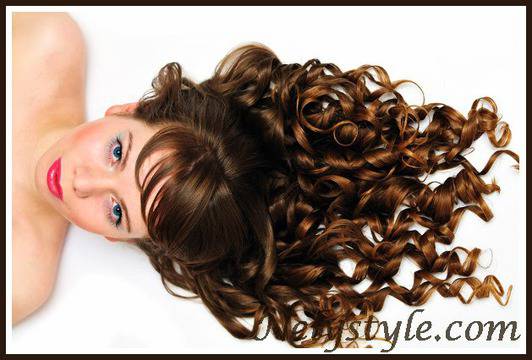 Прически, грим и мода: Как къдриците ни да издържат през цялата вечер