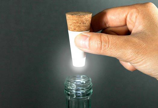 LED коркови тапи превръщат старите бутилки в лампи