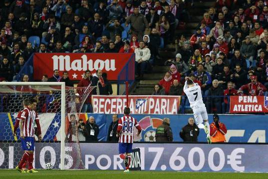 Вижте бруталното падане на футболист на Атлетико Мадрид! (ВИДЕО)