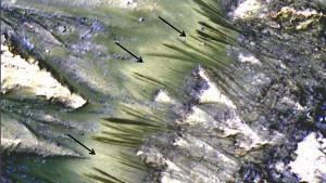 НАСА откри предполагаеми следи от вода, течаща на днешен Марс