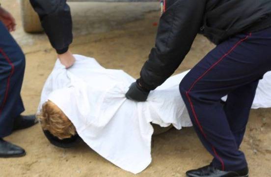 Намериха труп на мъж и агонизиращ човек до него