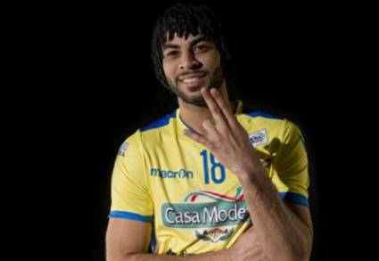 Скандалният Ървин Нгапет изненада с нова прическа в Модена